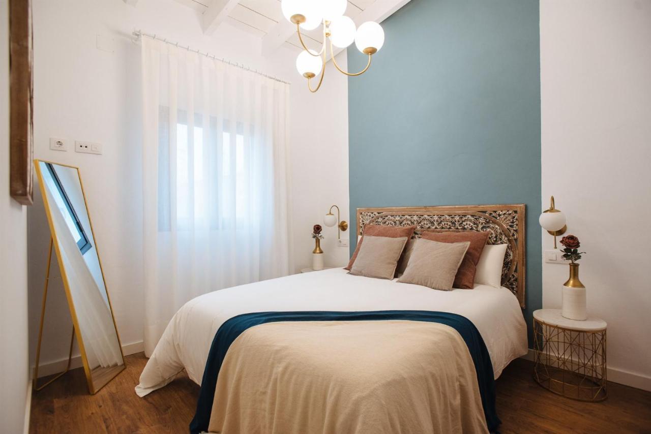 Lola De Triana Apartments Seville Exterior photo